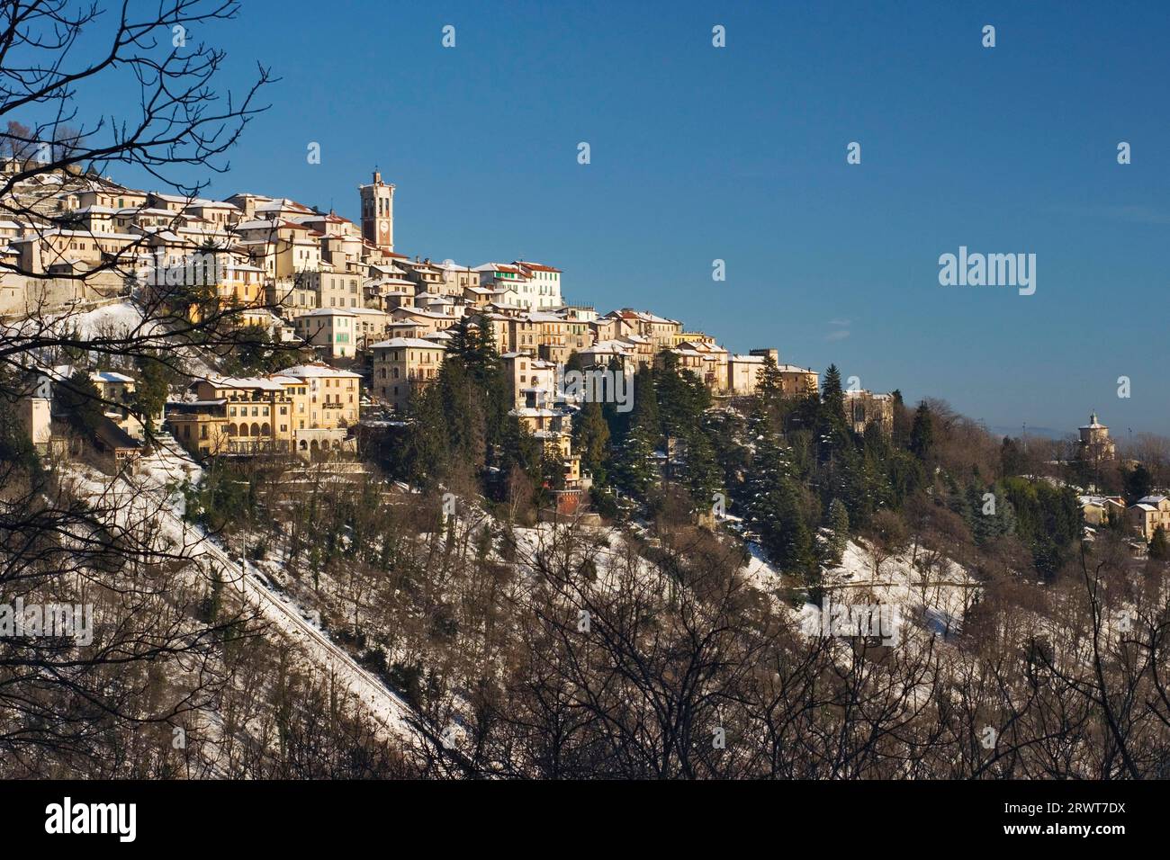 Die Wallfahrtsstätte Santa Maria del Monte mit der gleichnamigen Kirche Varese, Lombardei, Norditalien, Italien, UNESCO-Weltkulturerbe, EU Stockfoto