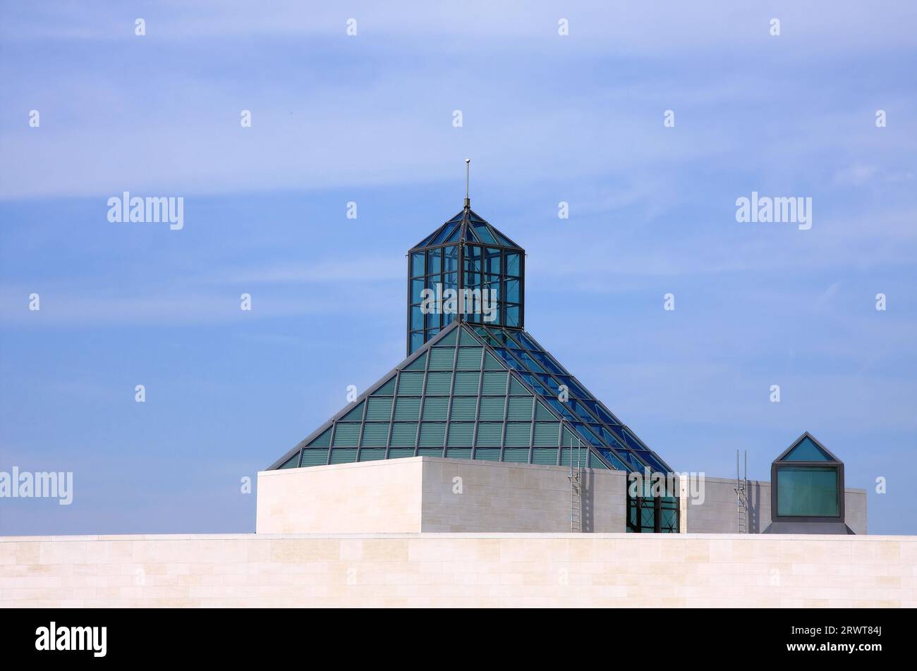 Blick auf das Gebäude des modernen Museums in Luxemburg, Hintergrund blauer Himmel Stockfoto