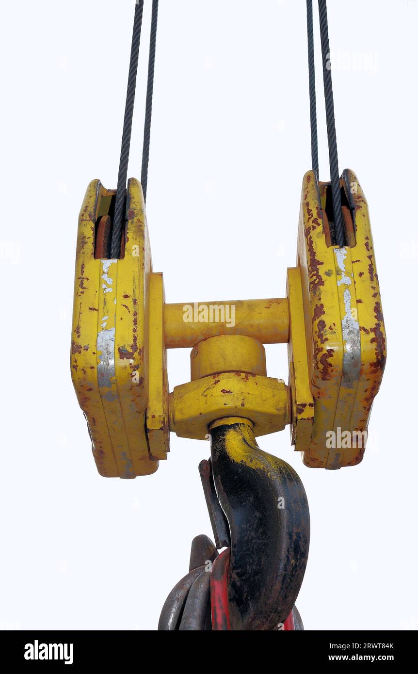 Gelber gusseiserner Kranhaken, abgeschnitten, weißer Hintergrund Stockfoto