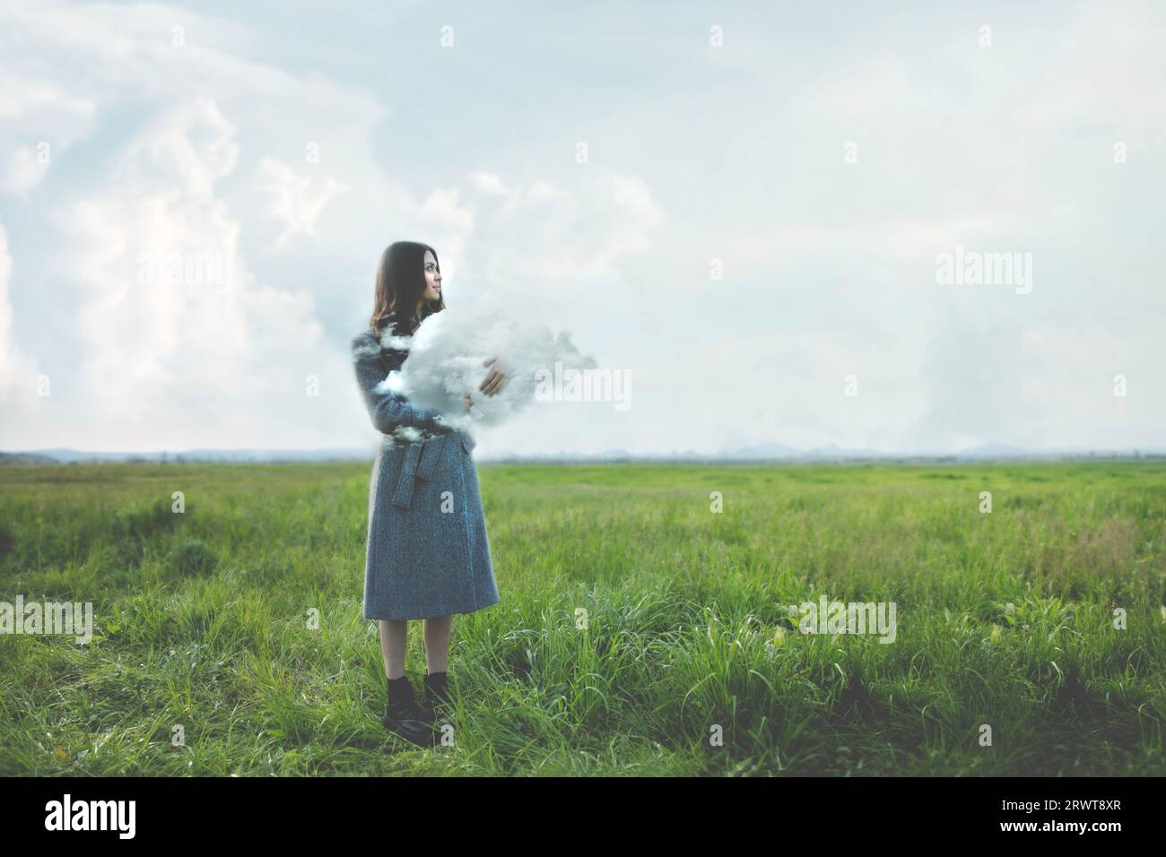 Surreale Frau trifft und unterstützt ein fragiles, abstraktes Cloud-Konzept Stockfoto