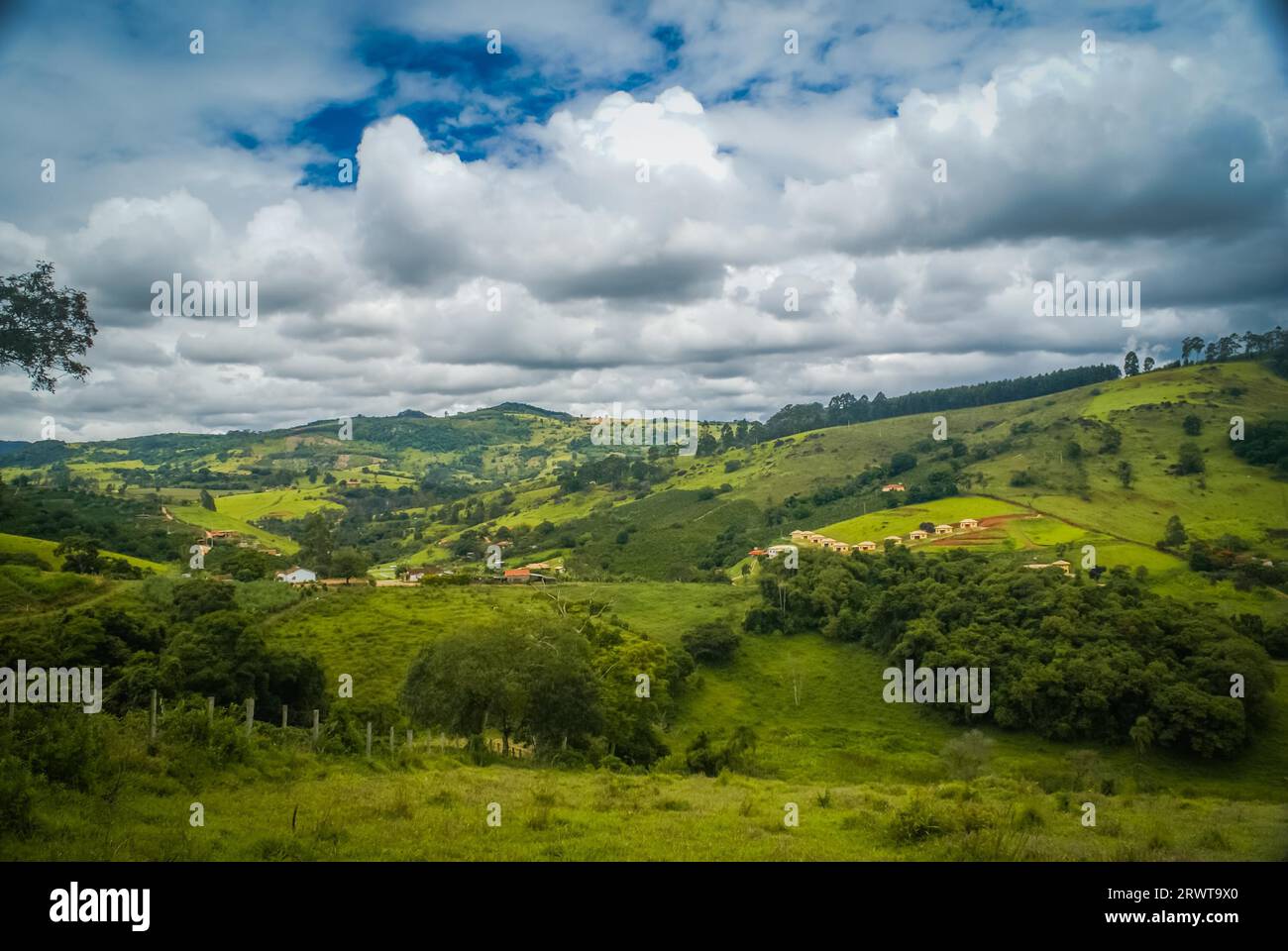 Malerischer Blick auf das Grün auf dem Land mit Häusern in der Ferne in Socorro in Brasilien Stockfoto