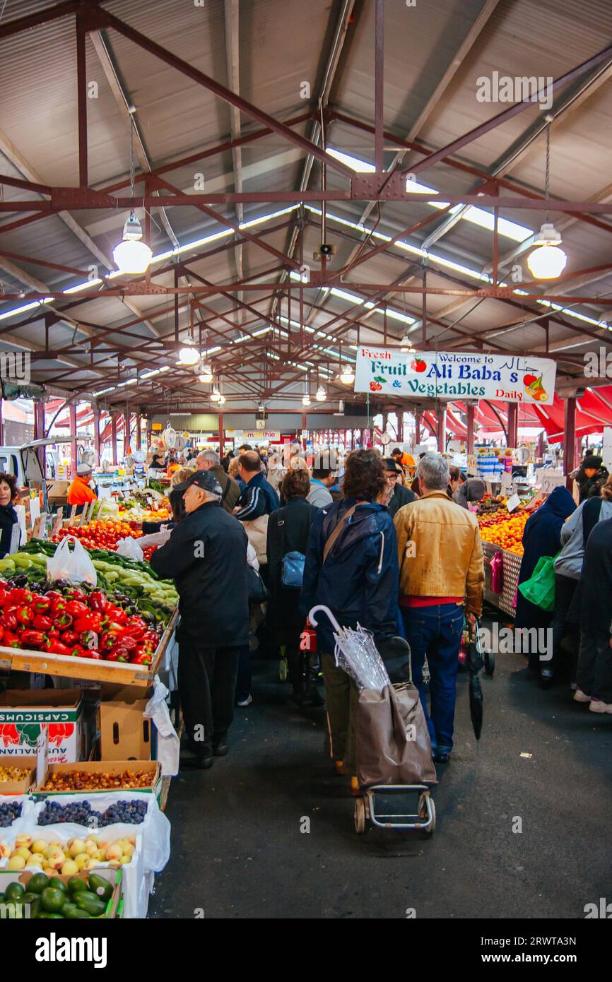 Melbourne, Australien, 17. Mai 2008: Markttag auf dem Vic Market mit Obst und Gemüse zum Verkauf in Melbourne, Victoria, Australien Stockfoto