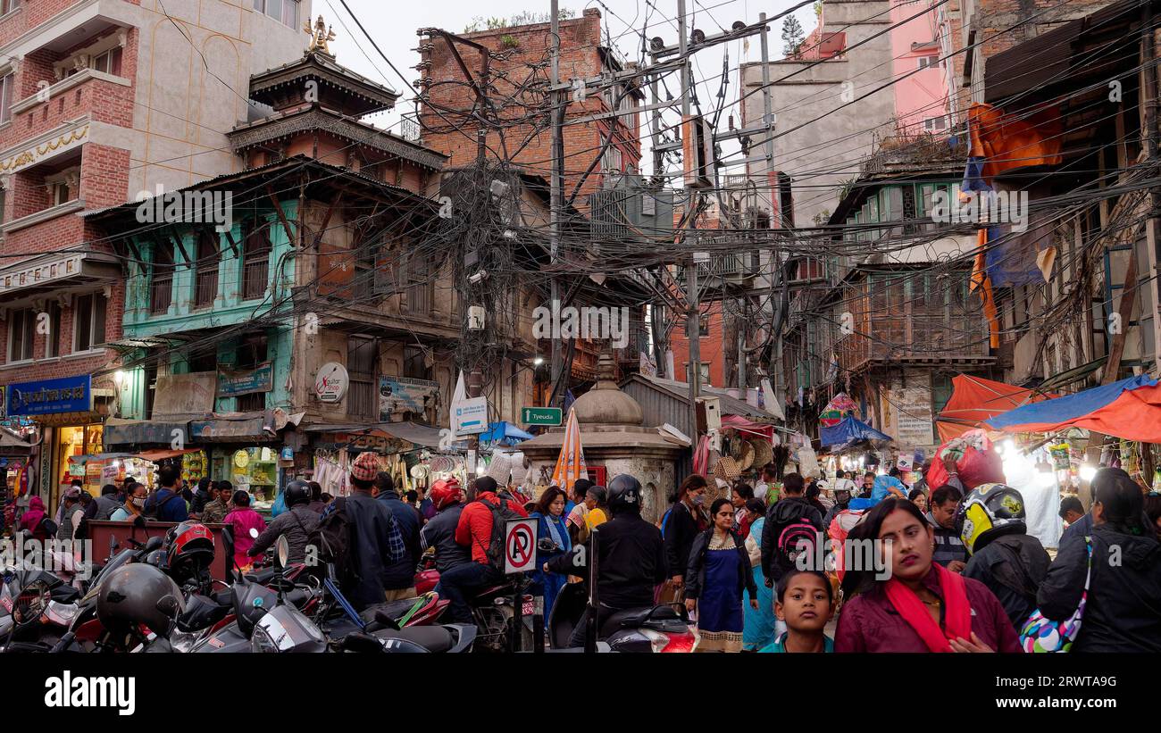 Menschenmenge, viele Leute, Straßenszene am späten Nachmittag in der Nachbarschaft des Basars, Kabelgewirr, Kathmandu, Nepal, Asien Stockfoto