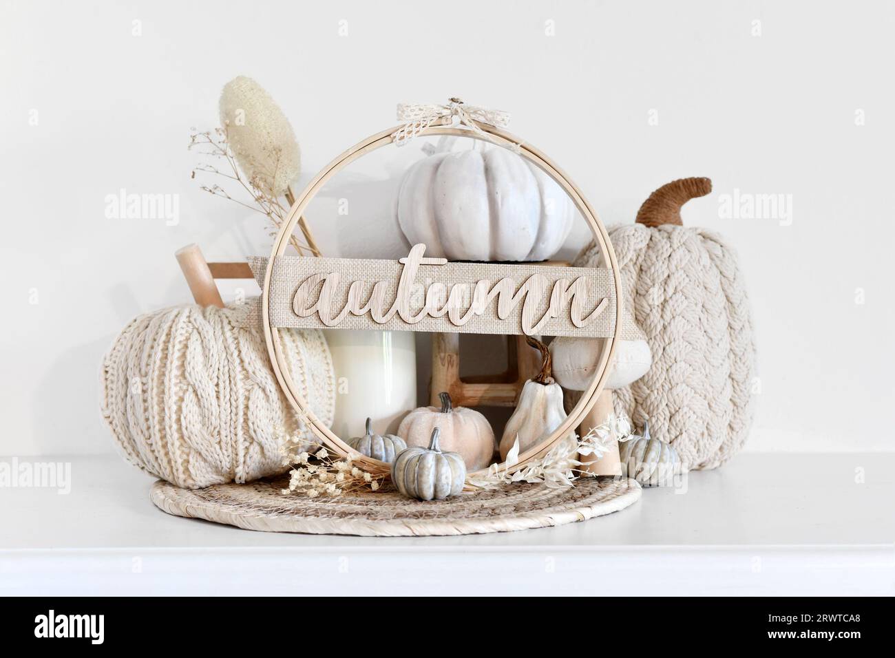 Herbstdekor im Boho-Stil mit Kürbissen und getrockneten Blumen Stockfoto