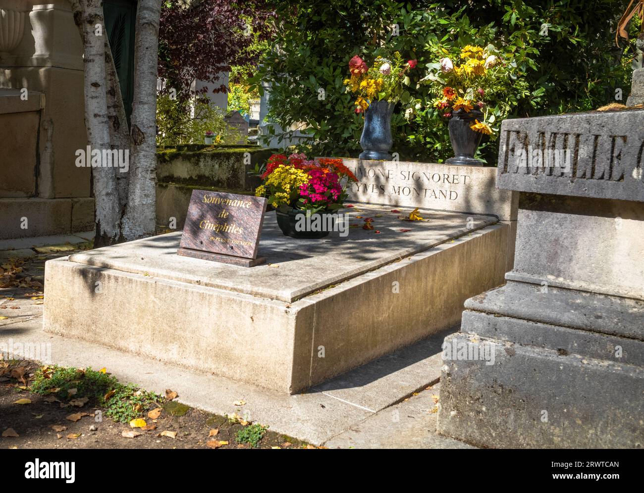 Blumen auf dem Grab des französischen Schauspielers und Sängers Yves Montand und seiner Frau, der Schauspielerin Simone Signoret, auf dem Friedhof Pere Lachaise in Paris, Fra Stockfoto