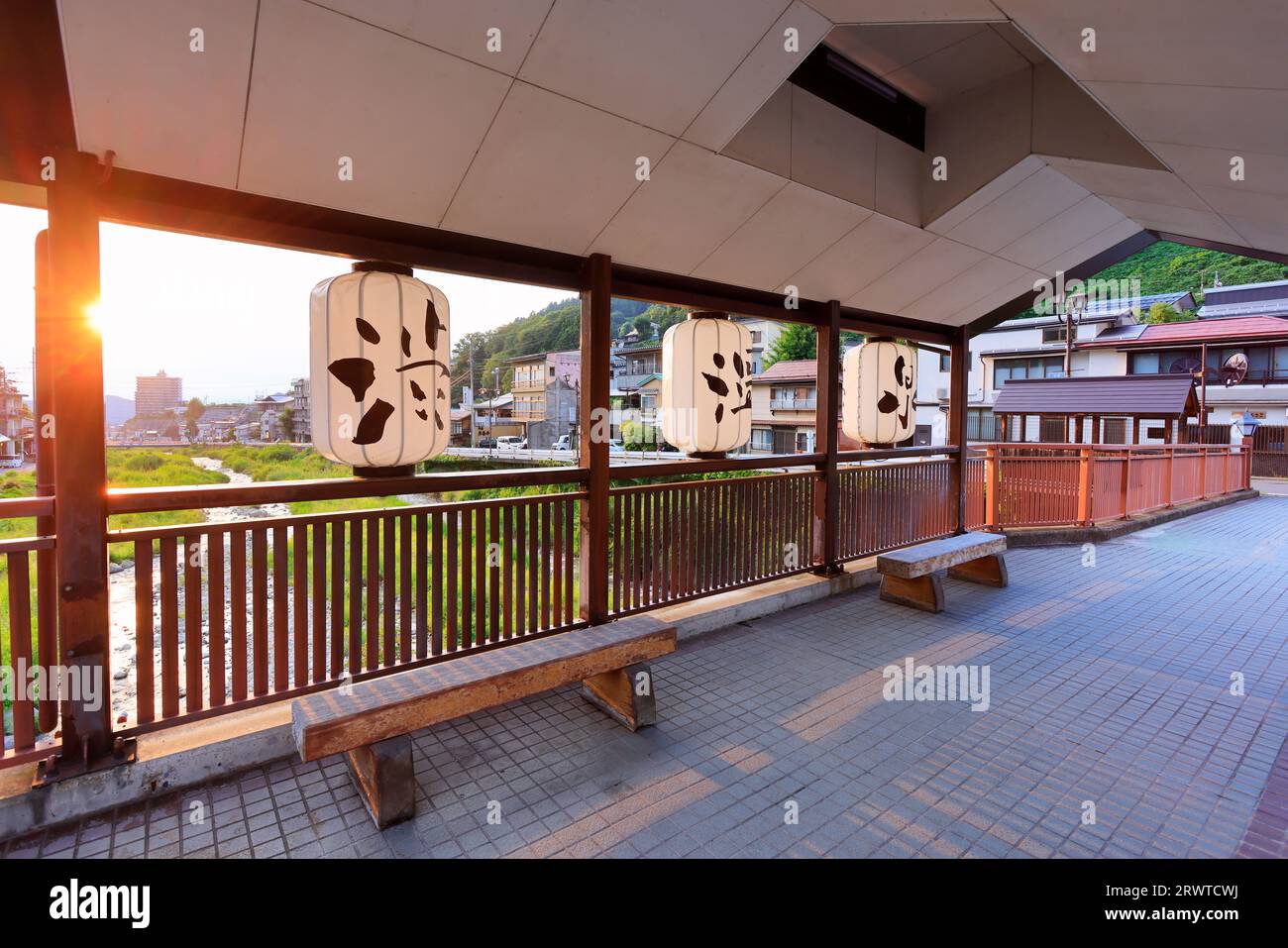 Die große Papierlaterne der Shibu-Warmwasserbrücke von Shibu Onsen und die untergehende Sonne Stockfoto