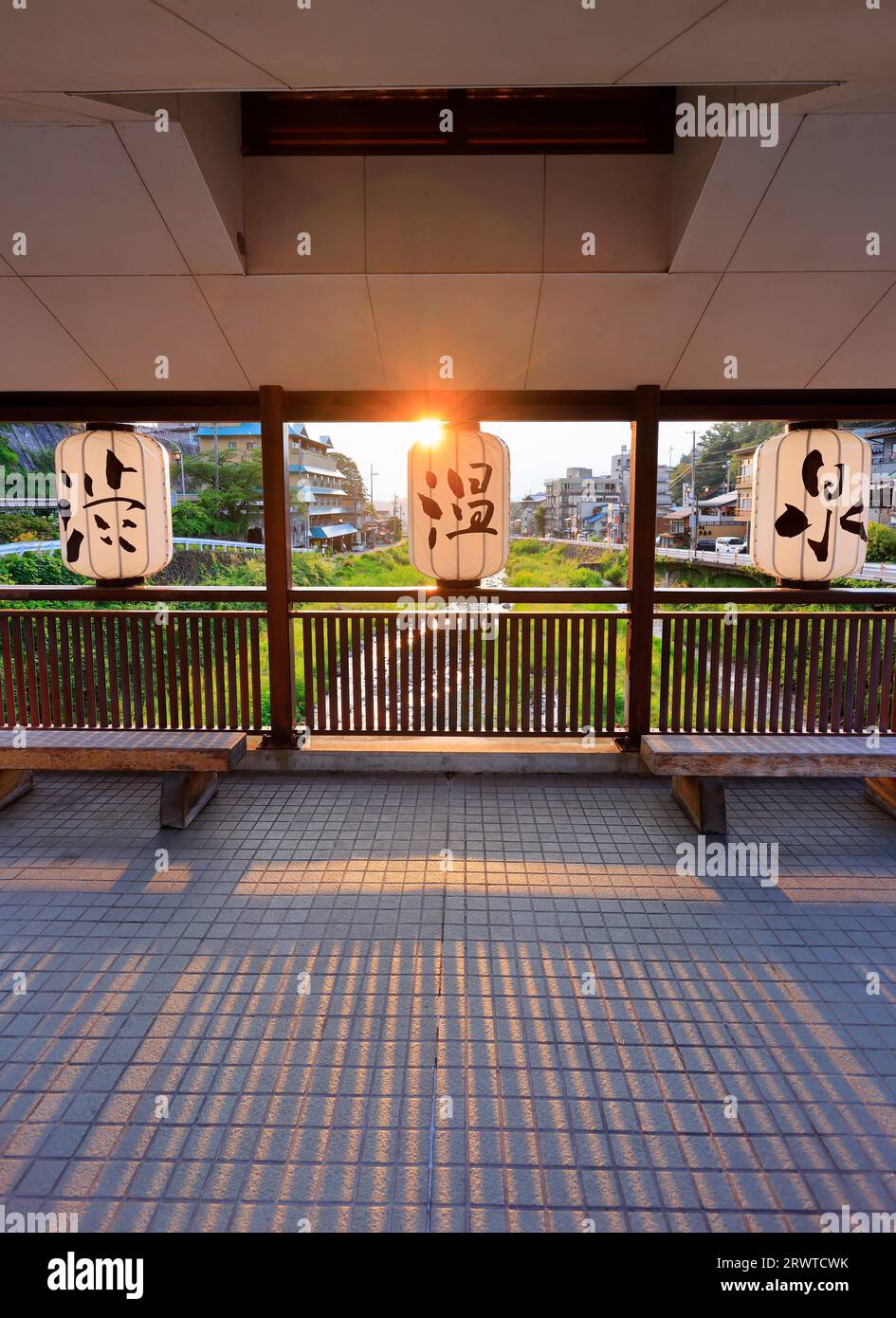 Die große Papierlaterne der Shibu-Warmwasserbrücke von Shibu Onsen und die untergehende Sonne Stockfoto