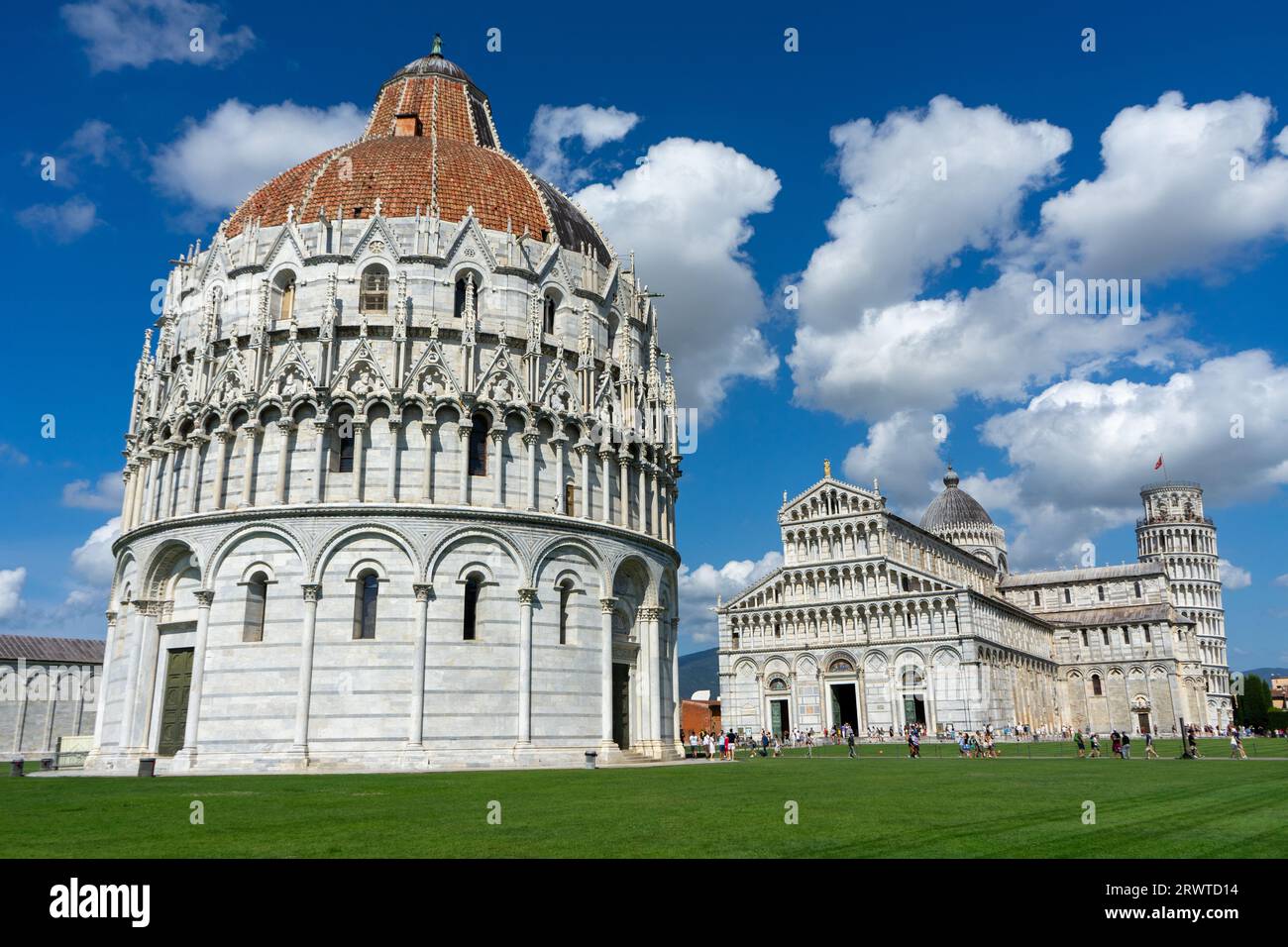 piazza dei miracoli mit schiefem Turm in pisaand blauem Himmel Stockfoto
