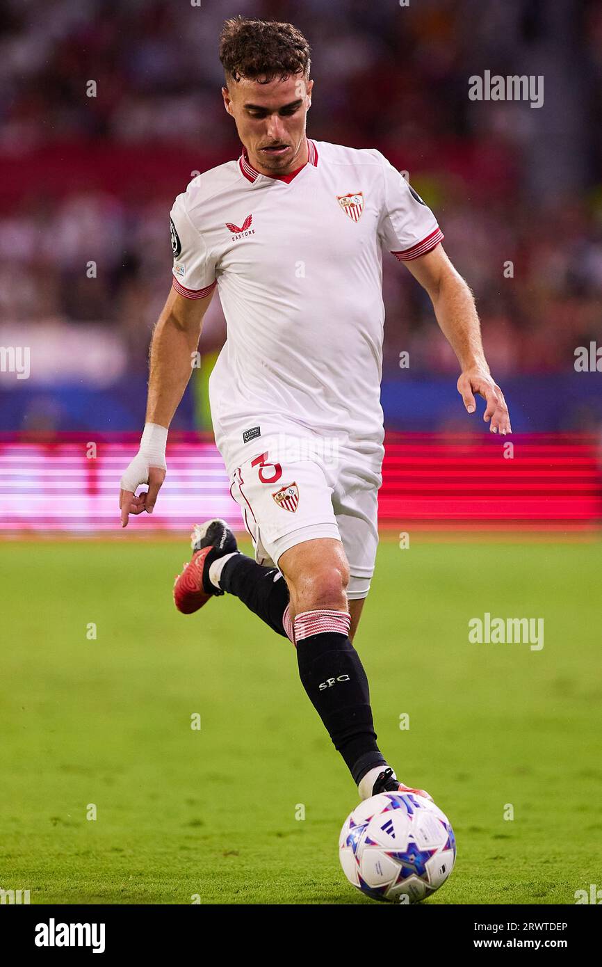 Sevilla, Spanien. September 2023. Adria Pedrosa (3) vom FC Sevilla, der während des UEFA Champions League-Spiels zwischen Sevilla FC und Lens im Estadio Ramon Sanchez Pizjuan in Sevilla zu sehen war. (Foto: Gonzales Photo/Alamy Live News Stockfoto