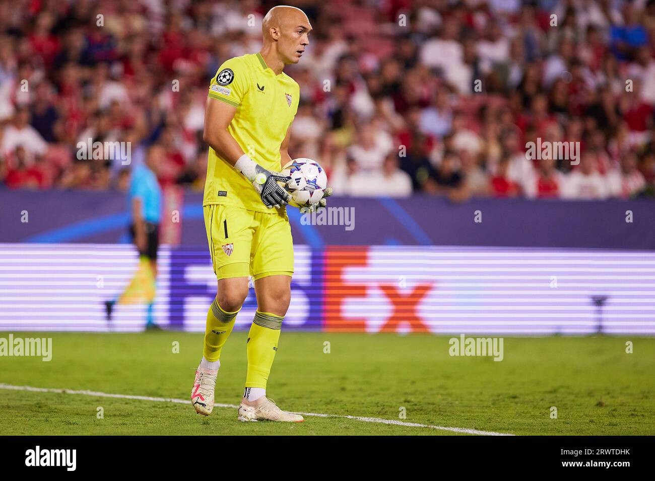 Sevilla, Spanien. September 2023. Torhüter Marko Dmitrovic (1) des FC Sevilla, der während des UEFA Champions League-Spiels zwischen Sevilla FC und Lens im Estadio Ramon Sanchez Pizjuan in Sevilla zu sehen war. (Foto: Gonzales Photo/Alamy Live News Stockfoto