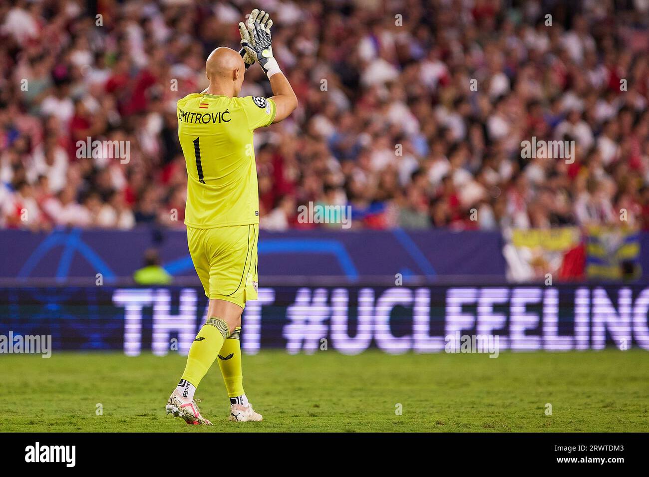 Sevilla, Spanien. September 2023. Torhüter Marko Dmitrovic (1) des FC Sevilla, der während des UEFA Champions League-Spiels zwischen Sevilla FC und Lens im Estadio Ramon Sanchez Pizjuan in Sevilla zu sehen war. (Foto: Gonzales Photo/Alamy Live News Stockfoto