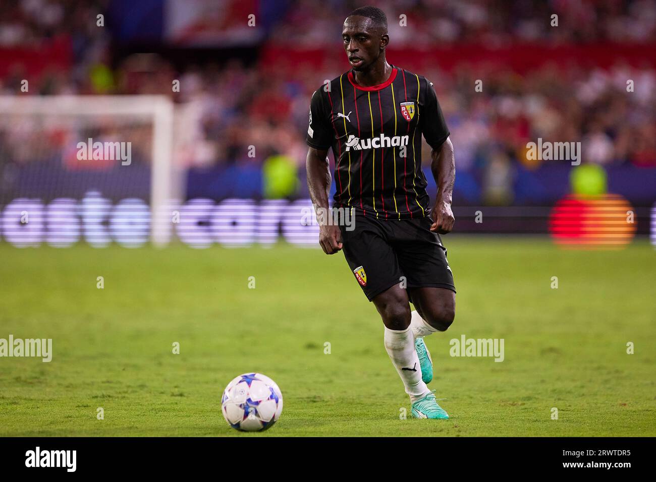 Sevilla, Spanien. September 2023. Deiver Machado (3) von Lens beim UEFA Champions League-Spiel zwischen Sevilla FC und Lens im Estadio Ramon Sanchez Pizjuan in Sevilla. (Foto: Gonzales Photo/Alamy Live News Stockfoto