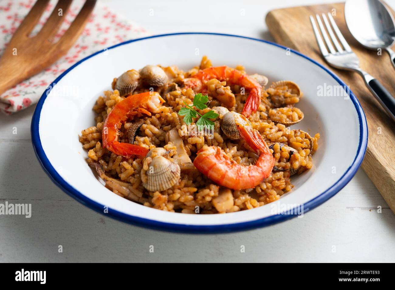 Spanische Paella mit Meeresfrüchten, roten Garnelen und Muscheln. Stockfoto