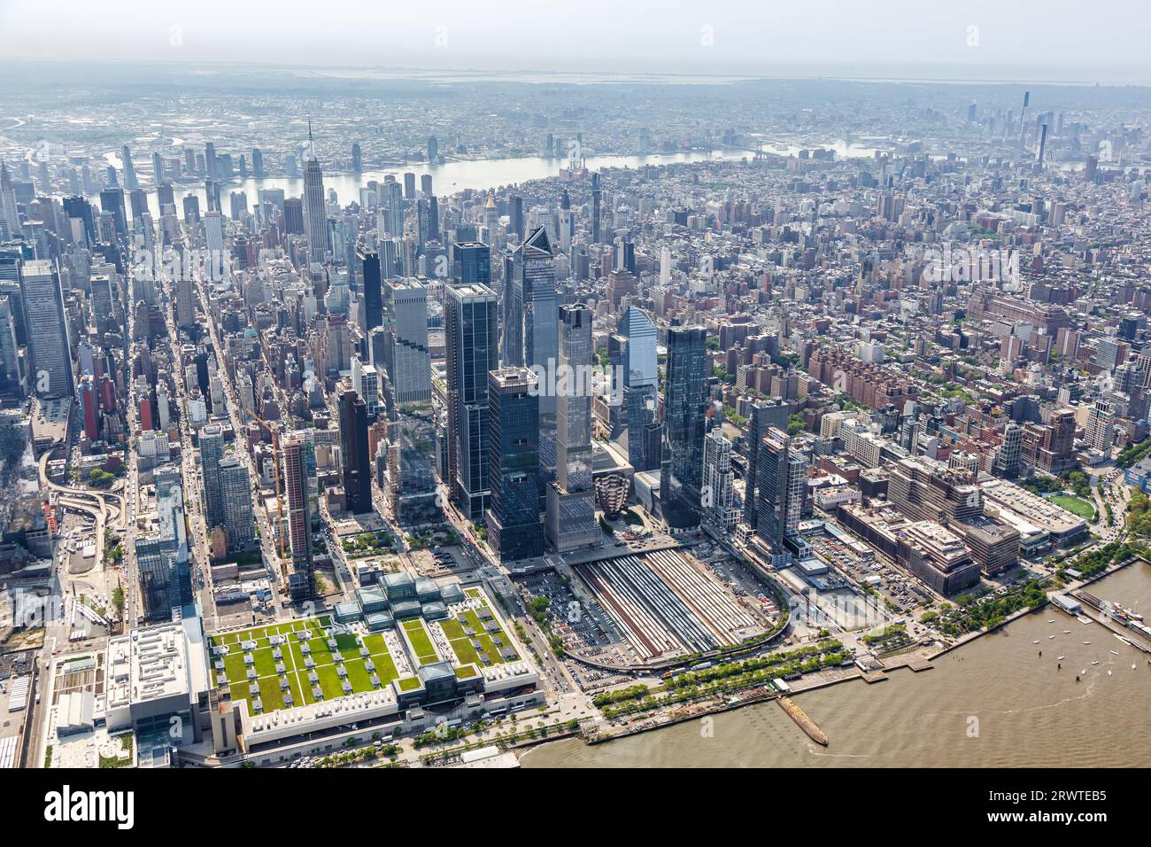 Skyline von New York City: Luftaufnahme des Wolkenkratzers von Manhattan Hudson Yards, der in den USA unterwegs ist Stockfoto