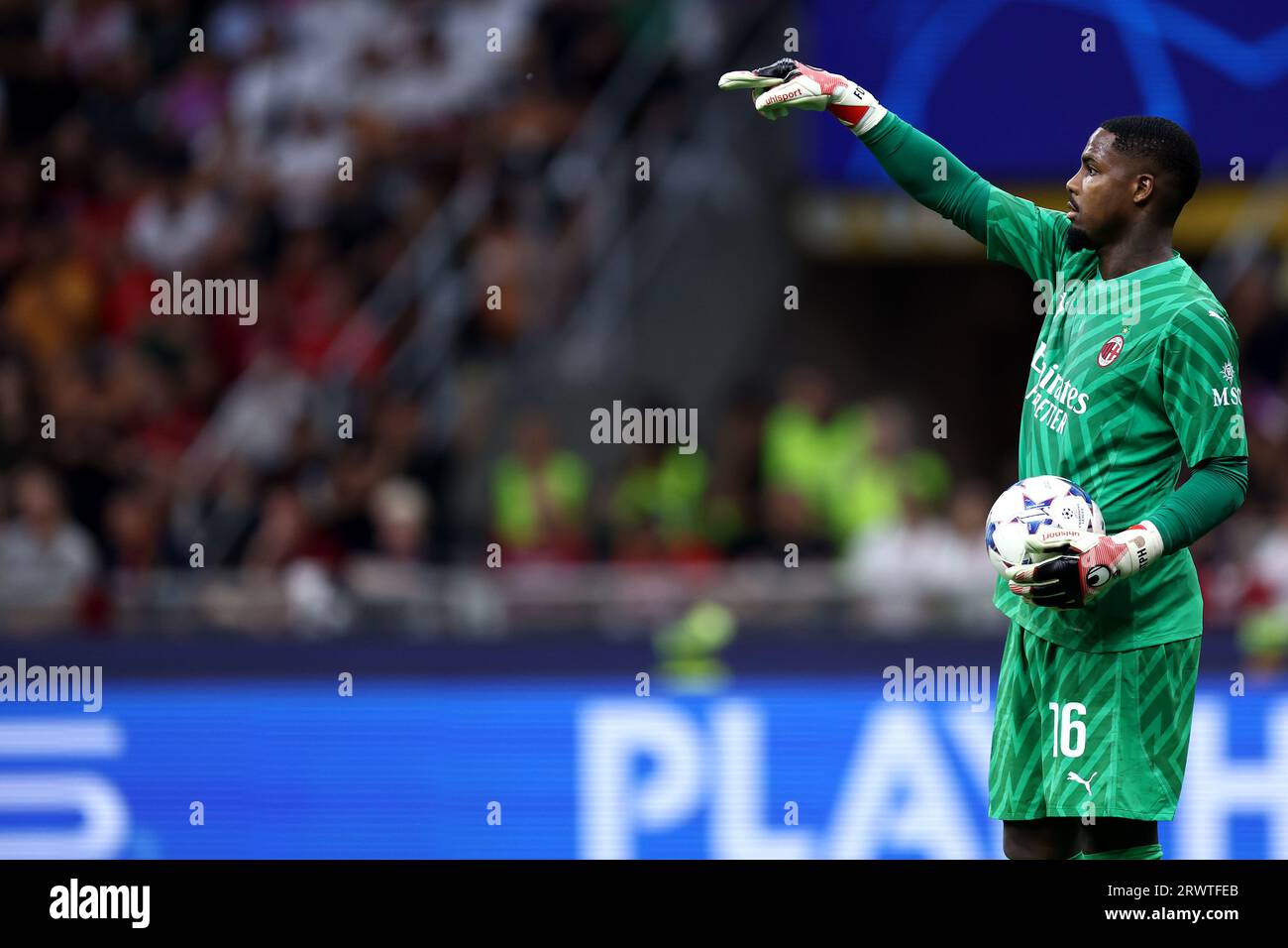Mike Maignan vom AC Mailand zeigt während des UEFA Champions League-Fußballspiels zwischen AC Mailand und Newcastle United FC im Stadio Giuseppe Meazza am 19. September 2023 in Mailand, Italien. Stockfoto
