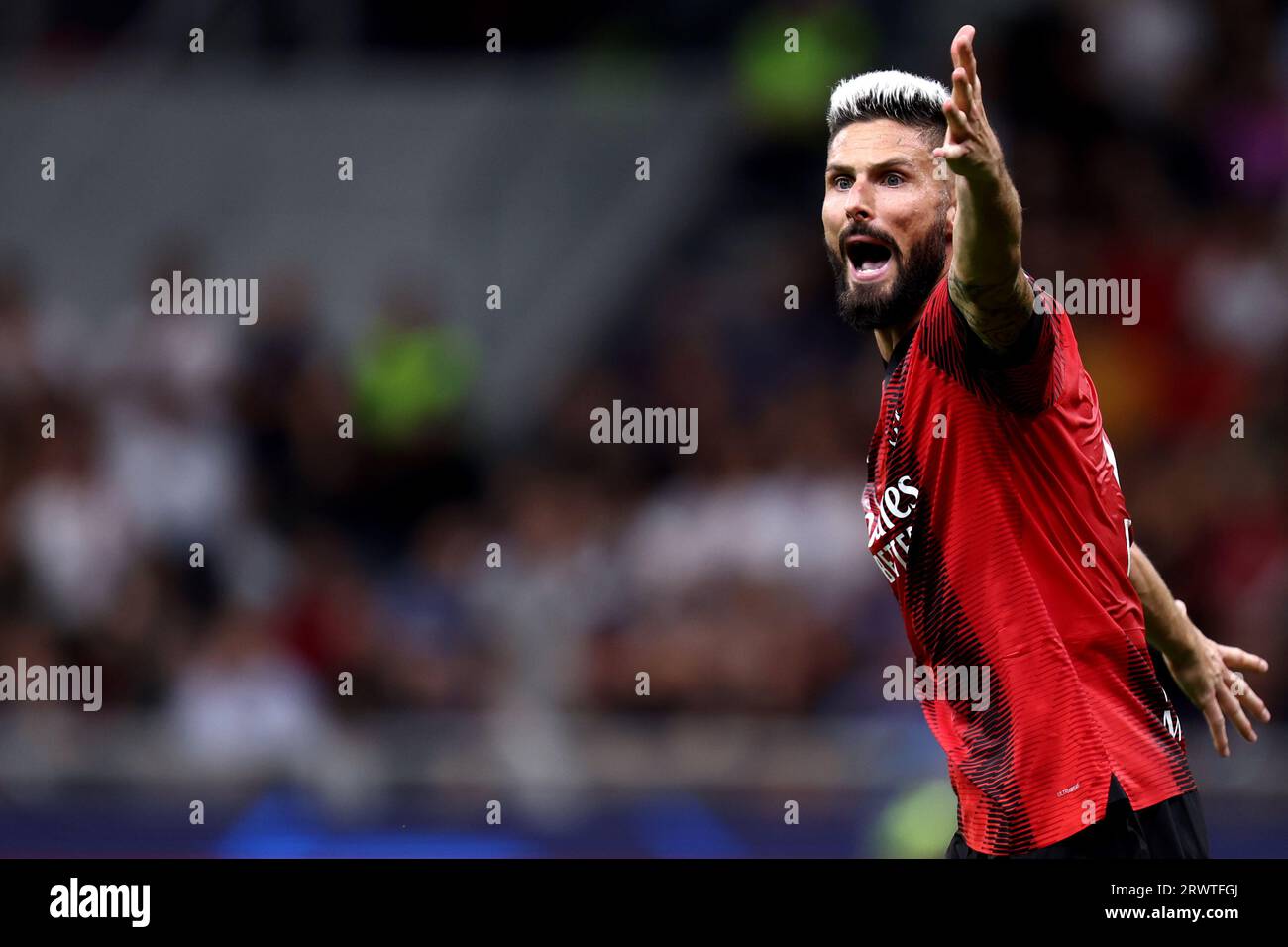 Olivier Giroud vom AC Mailand zeigt während des UEFA Champions League-Fußballspiels zwischen AC Mailand und Newcastle United FC im Stadio Giuseppe Meazza am 19. September 2023 in Mailand, Italien. Stockfoto