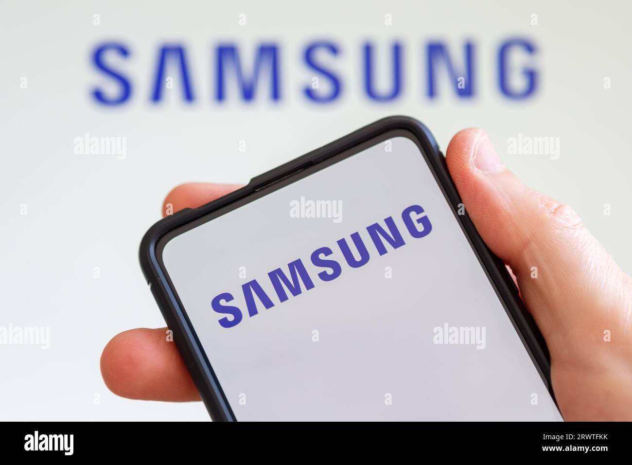 Stuttgart, Deutschland - 20. Juli 2023: Hand hält ein Mobiltelefon mit Samsung-Logo des Fernseh- und Smartphone-Herstellers Computer Screen in Stu Stockfoto