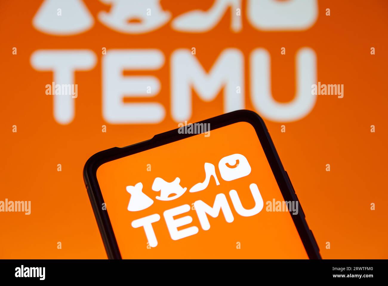 Stuttgart, Deutschland - 19. Juli 2023: Temu Logo Online-Marktplatz E-Commerce auf einem Mobiltelefon und Computerbildschirm in Stuttgart, Deutschland. Stockfoto