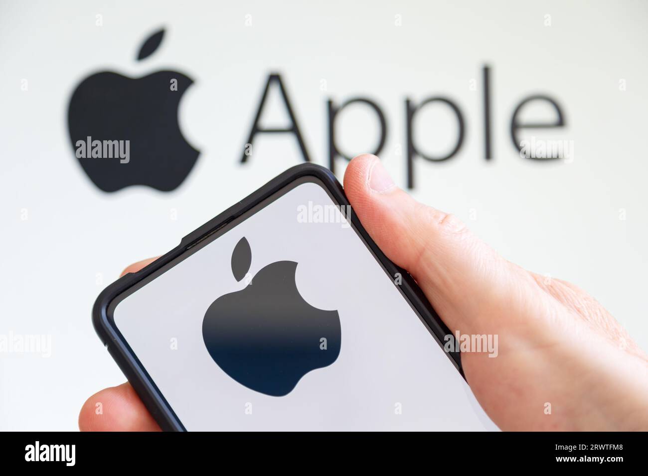 Stuttgart, Deutschland - 20. Juli 2023: Hand hält ein Mobiltelefon mit Apple-Logo auf dem Bildschirm des Smartphone- und Computerherstellers in Stuttgart, Germa Stockfoto
