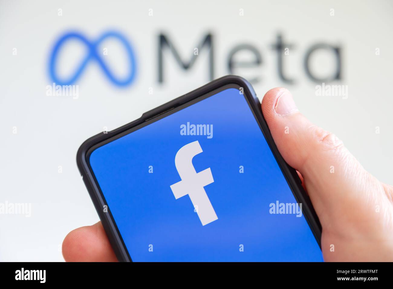 Stuttgart, Deutschland - 20. Juli 2023: Hand hält ein Mobiltelefon mit Facebook und Meta-Logo auf dem Bildschirm sozialer Medien in Stuttgart, Deutschland. Stockfoto