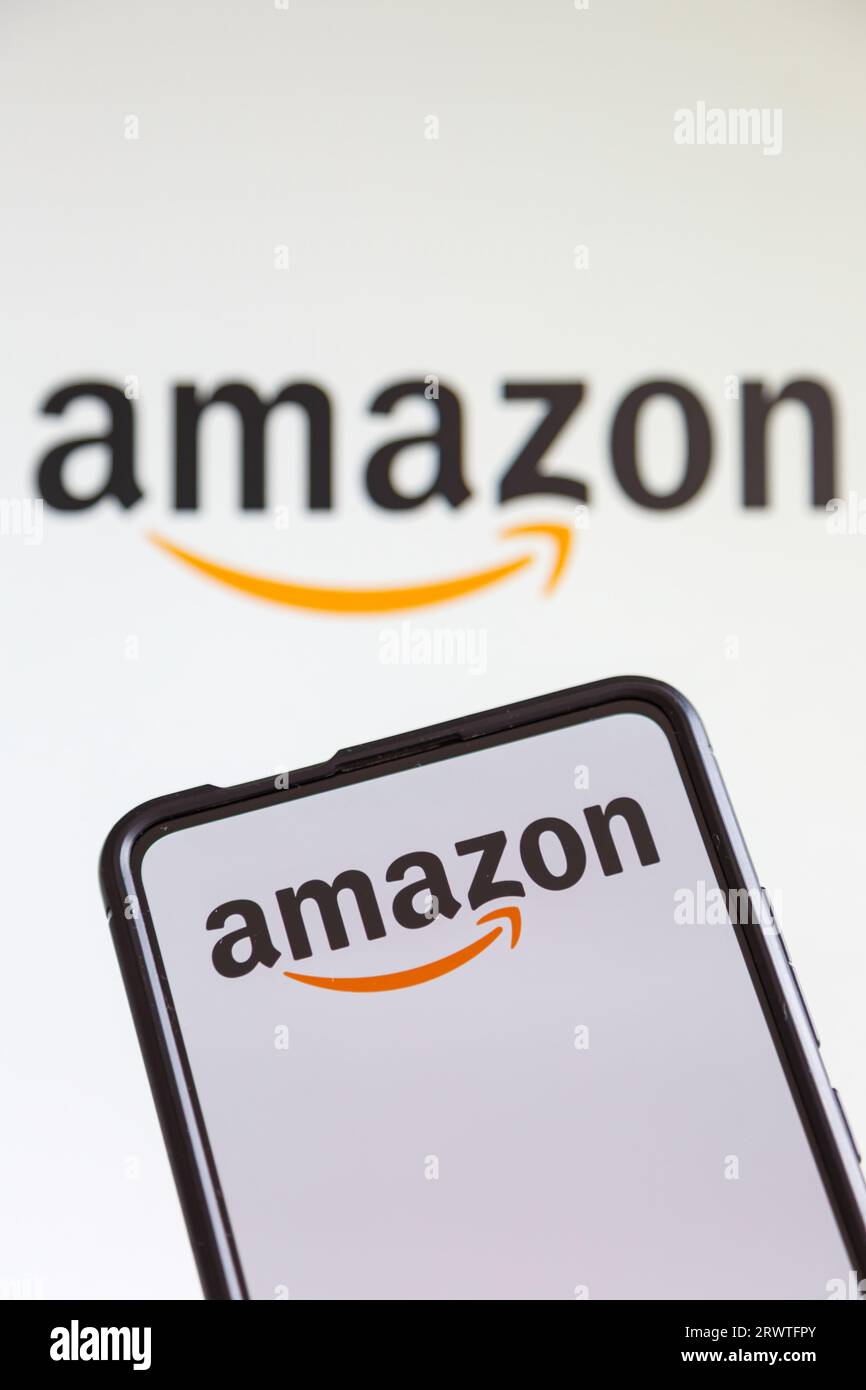 Stuttgart, Deutschland - 20. Juli 2023: Online-Marktplatz mit Amazon-Logo auf einem Mobiltelefon und Computerbildschirm in Stuttgart, Deutschland. Stockfoto