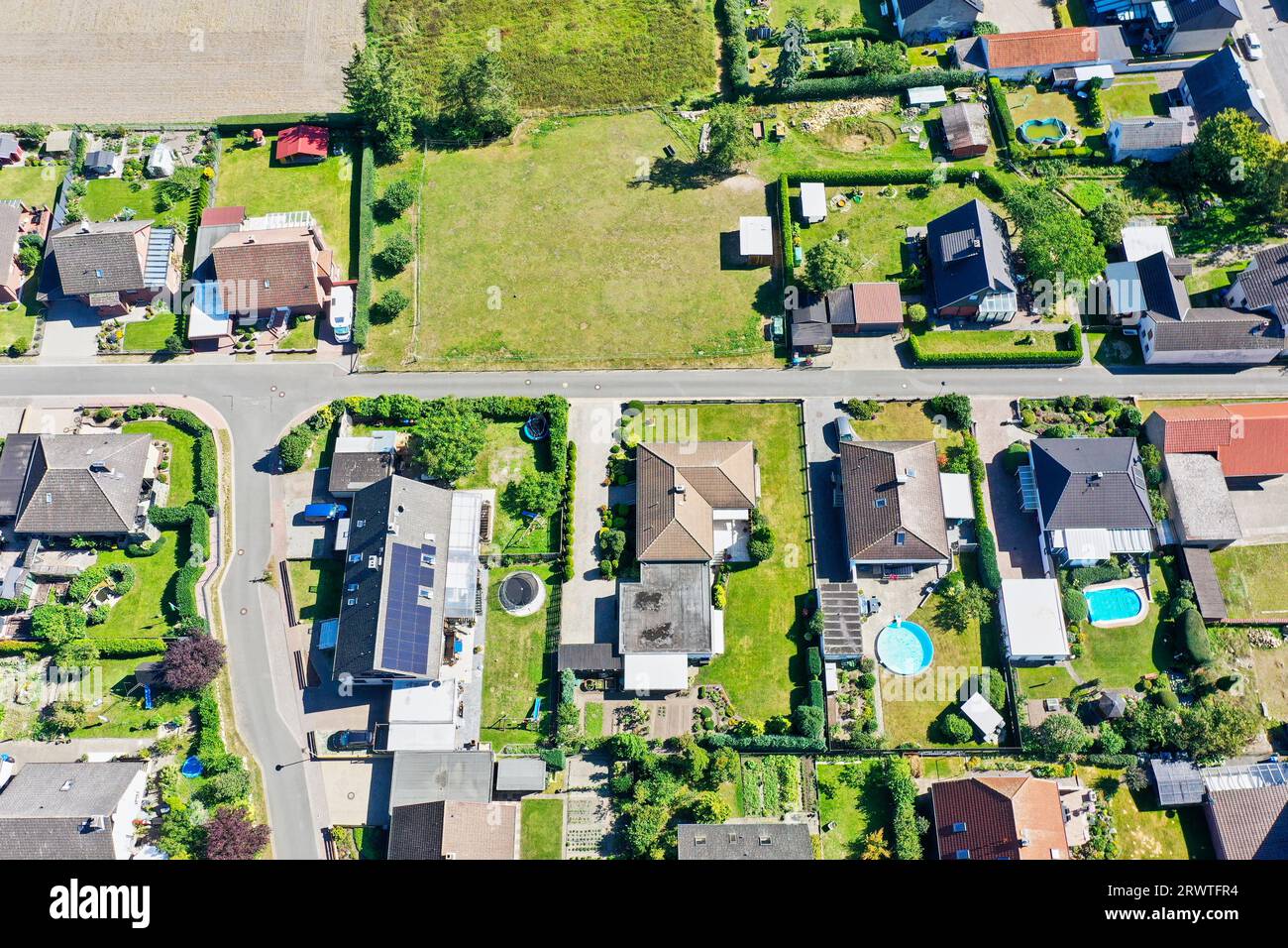 Luftaufnahme von Einfamilienhäusern auf kleinen Grundstücken in Deutschland, teilweise mit kleinen Schwimmbädern Stockfoto