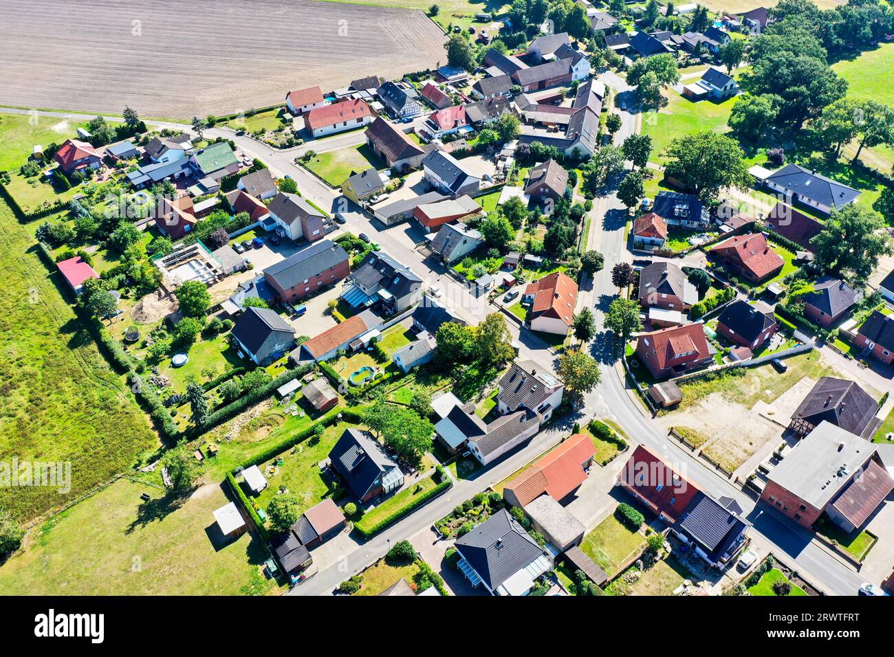 Luftaufnahme vom Rand eines typischen Dorfes im Norden Deutschlands Stockfoto