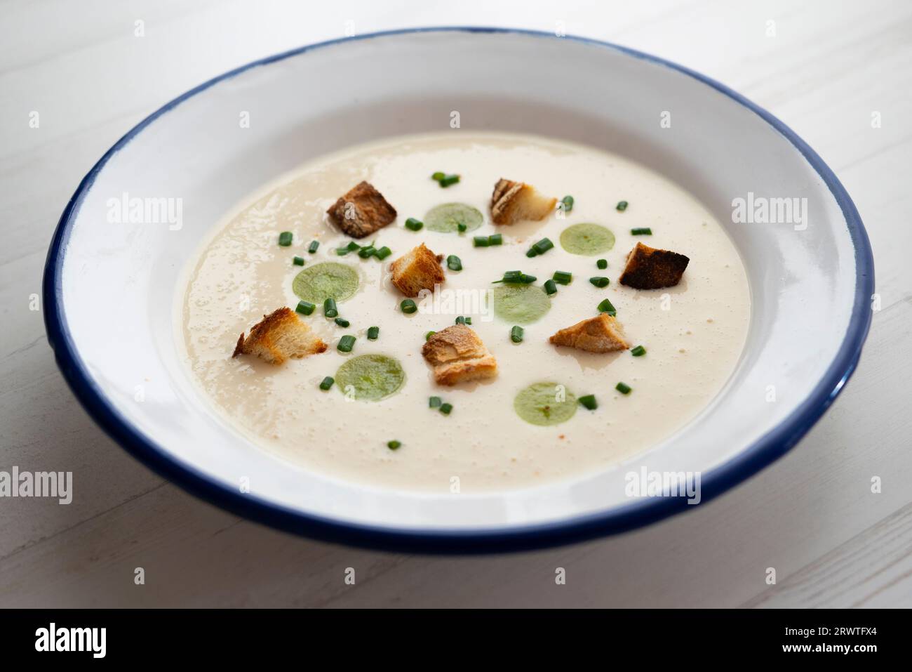 Ajo Blanco ist eine kalte Suppe aus zerstoßenen rohen Mandeln und Knoblauch, Semmelbröseln, Salz, Öl, Essig und Wasser. Stockfoto