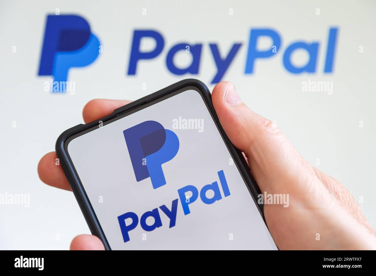 Stuttgart, Deutschland - 20. Juli 2023: Hand hält ein Mobiltelefon mit PayPal-Logo des Computerbildschirms des Online-Zahlungsunternehmens in Stuttgart. Stockfoto