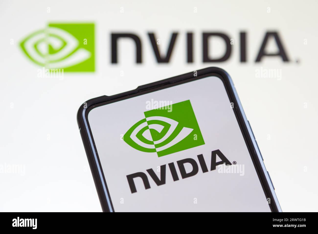Stuttgart, Deutschland - 20. Juli 2023: NVIDIA-Logo des Softwareunternehmens, das Grafikprozessoren auf einem Mobiltelefon und Computer scr entwickelt Stockfoto