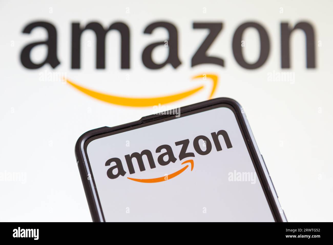 Stuttgart, Deutschland - 20. Juli 2023: Online-Marktplatz mit Amazon-Logo auf einem Mobiltelefon und Computerbildschirm in Stuttgart, Deutschland. Stockfoto