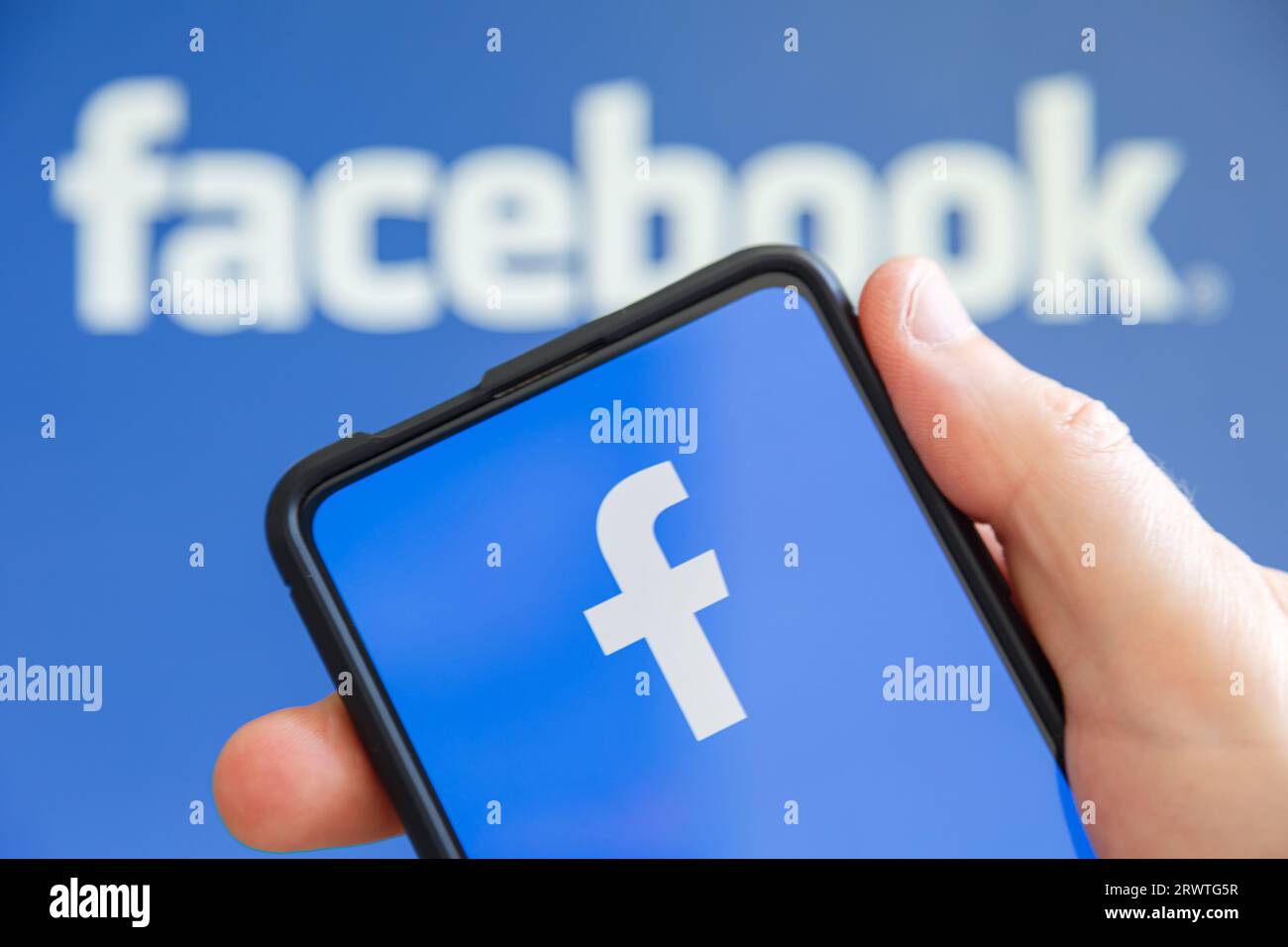 Stuttgart, Deutschland - 20. Juli 2023: Hand hält ein Mobiltelefon mit Facebook-Logo in den sozialen Medien in Stuttgart, Deutschland. Stockfoto