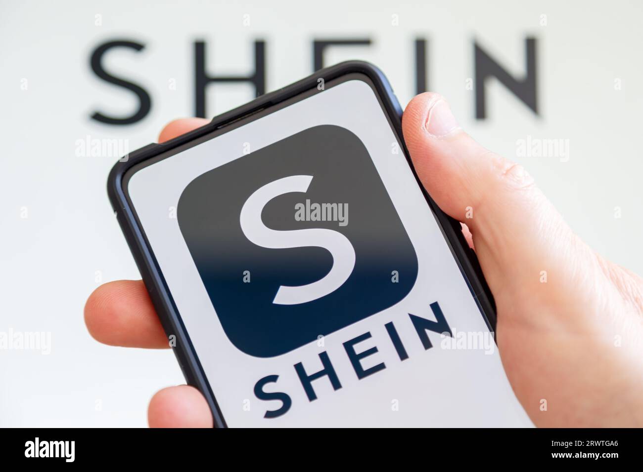 Stuttgart, Deutschland - 20. Juli 2023: Hand hält ein Mobiltelefon mit Shein Logo Online-Marktplatz E-Commerce-Computer-Bildschirm in Stuttgart, Deutschland. Stockfoto