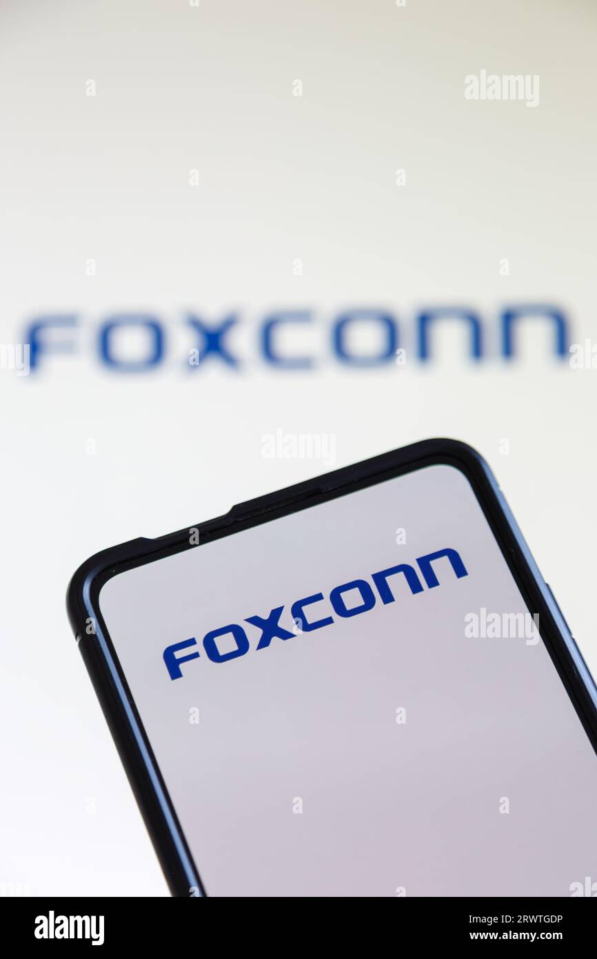 Stuttgart, Deutschland - 20. Juli 2023: Foxconn-Logo des Computerherstellers auf Mobiltelefon und Bildschirm in Stuttgart. Stockfoto