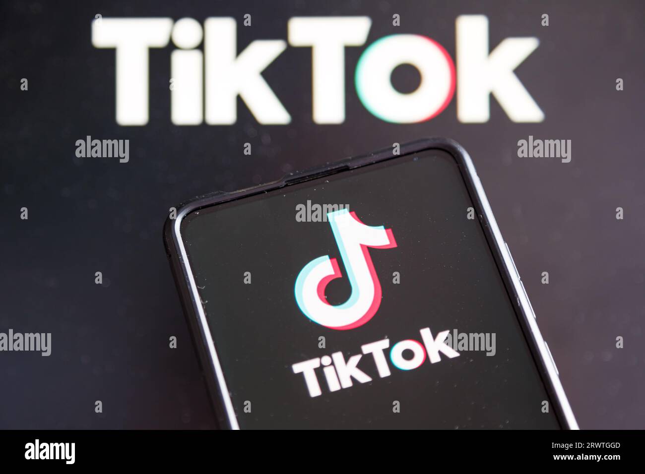 Stuttgart, Deutschland - 20. Juli 2023: TikTok Logo Social Media auf einem Mobiltelefon und Computerbildschirm in Stuttgart, Deutschland. Stockfoto