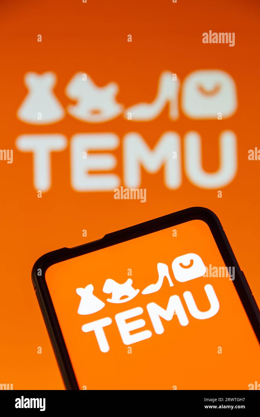 Stuttgart, Deutschland - 19. Juli 2023: Temu Logo Online-Marktplatz E-Commerce auf einem Mobiltelefon und Computerbildschirm in Stuttgart, Deutschland. Stockfoto