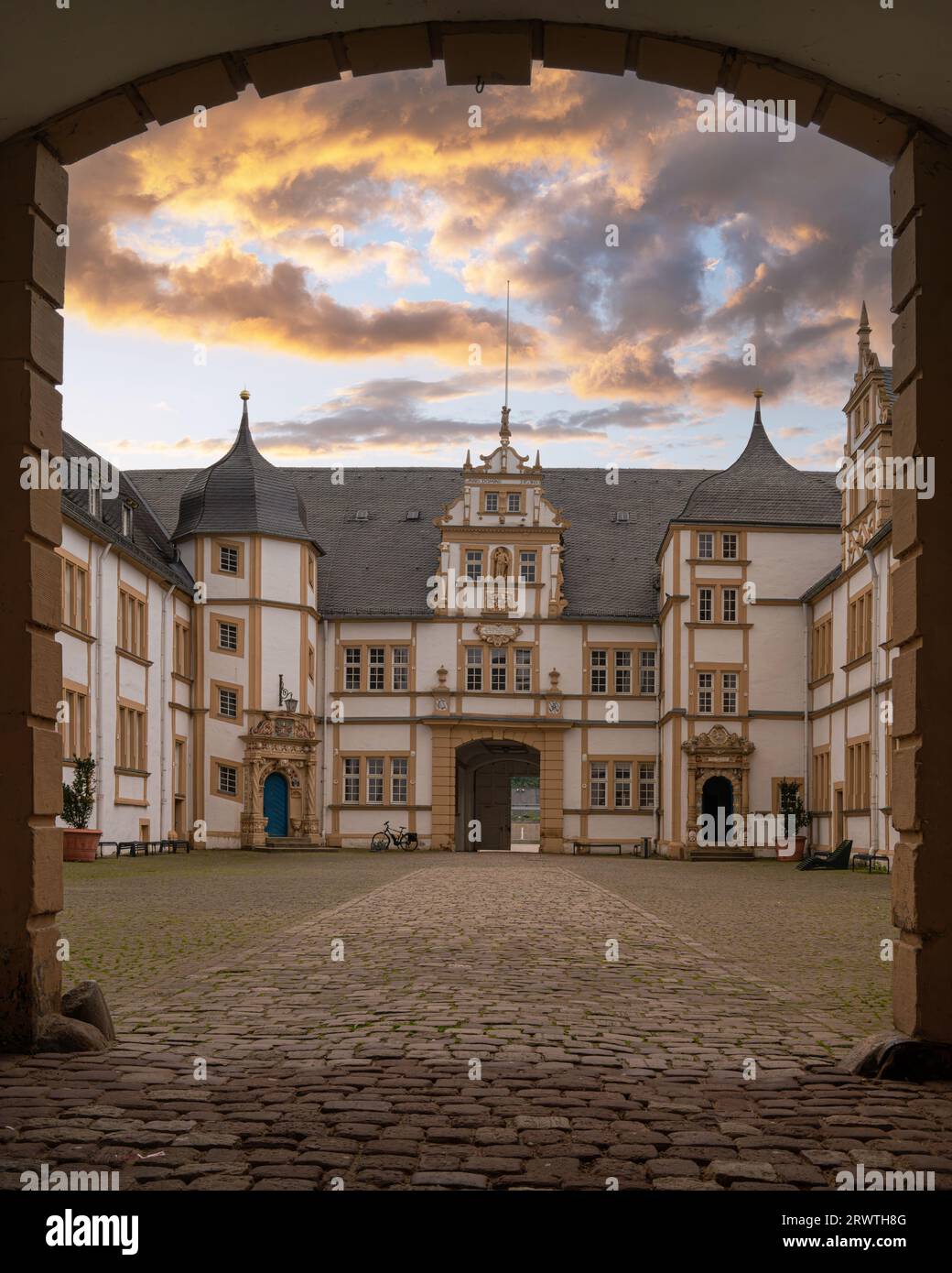 PADERBORN, DEUTSCHLAND - 17. AUGUST 2023: Altes Schloss Neuhaus bei Paderborn am 17. August 2023 in Nordrhein-Westfalen Stockfoto