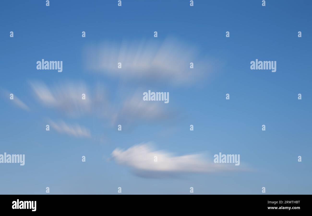 Blick aus niedrigem Winkel in den Himmel mit Wolken Stockfoto