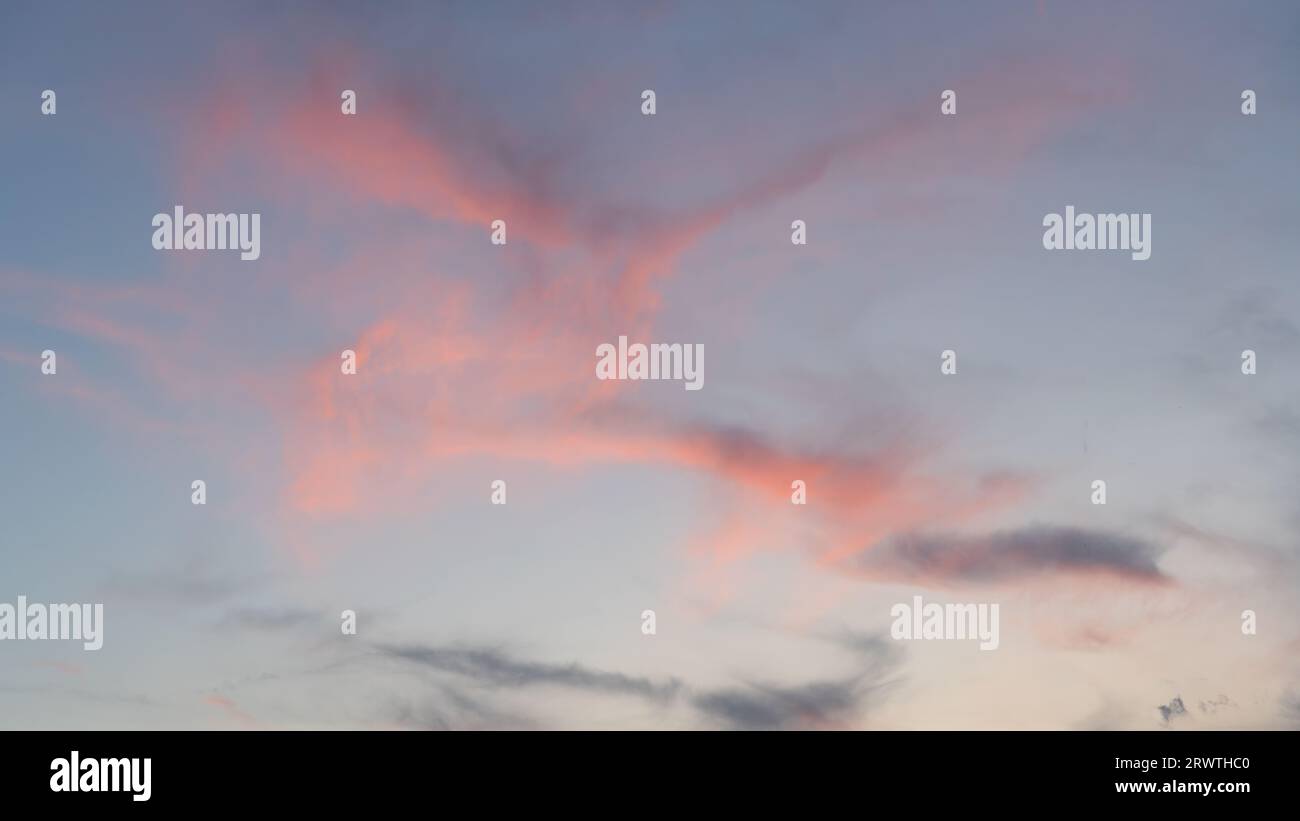 Blick aus niedrigem Winkel in den Himmel mit Wolken Stockfoto