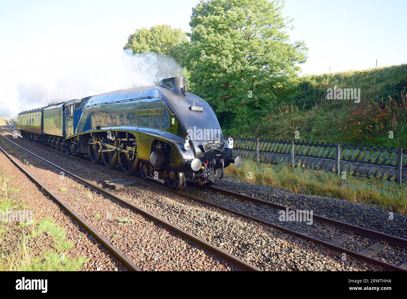 Sir Nigel Gresley Dampfzug, 60007, auf dem Weg zu einer Steam Gala in Grosmont und durch Long Preston Station am 21. September 2023. Stockfoto