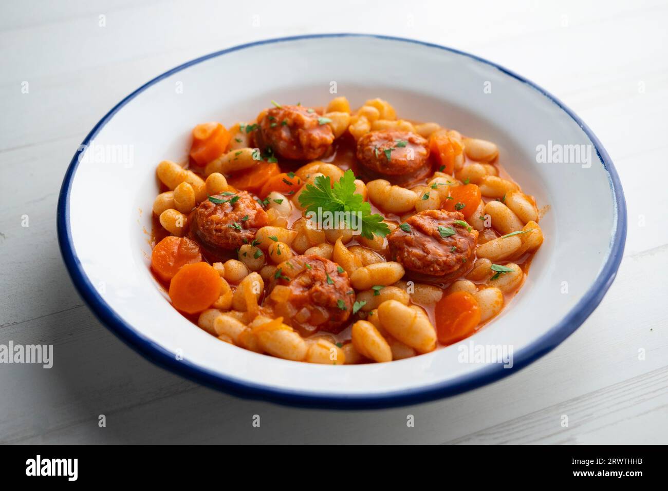 Weißer Bohneneintopf mit Chorizo. Traditionelles Gericht der spanischen Gastronomie aus der Region Asturien im Norden des Landes. Stockfoto