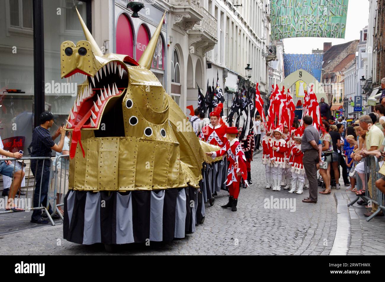 Märscher mit einem Drachen bei der 2012 stattfindenden Prozession der Golden Tree Pageant, die seit 1958 alle 5 Jahre stattfindet. Brügge, Belgien Stockfoto