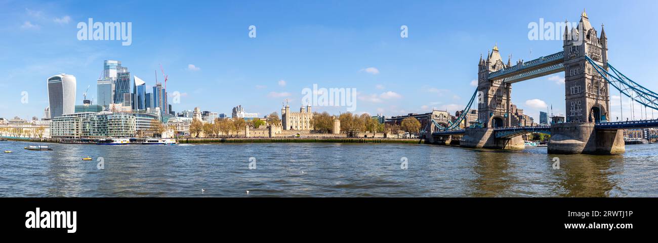 Skyline von London mit Wolkenkratzern der Tower Bridge im Finanzviertel an der Themse Panorama England Stockfoto