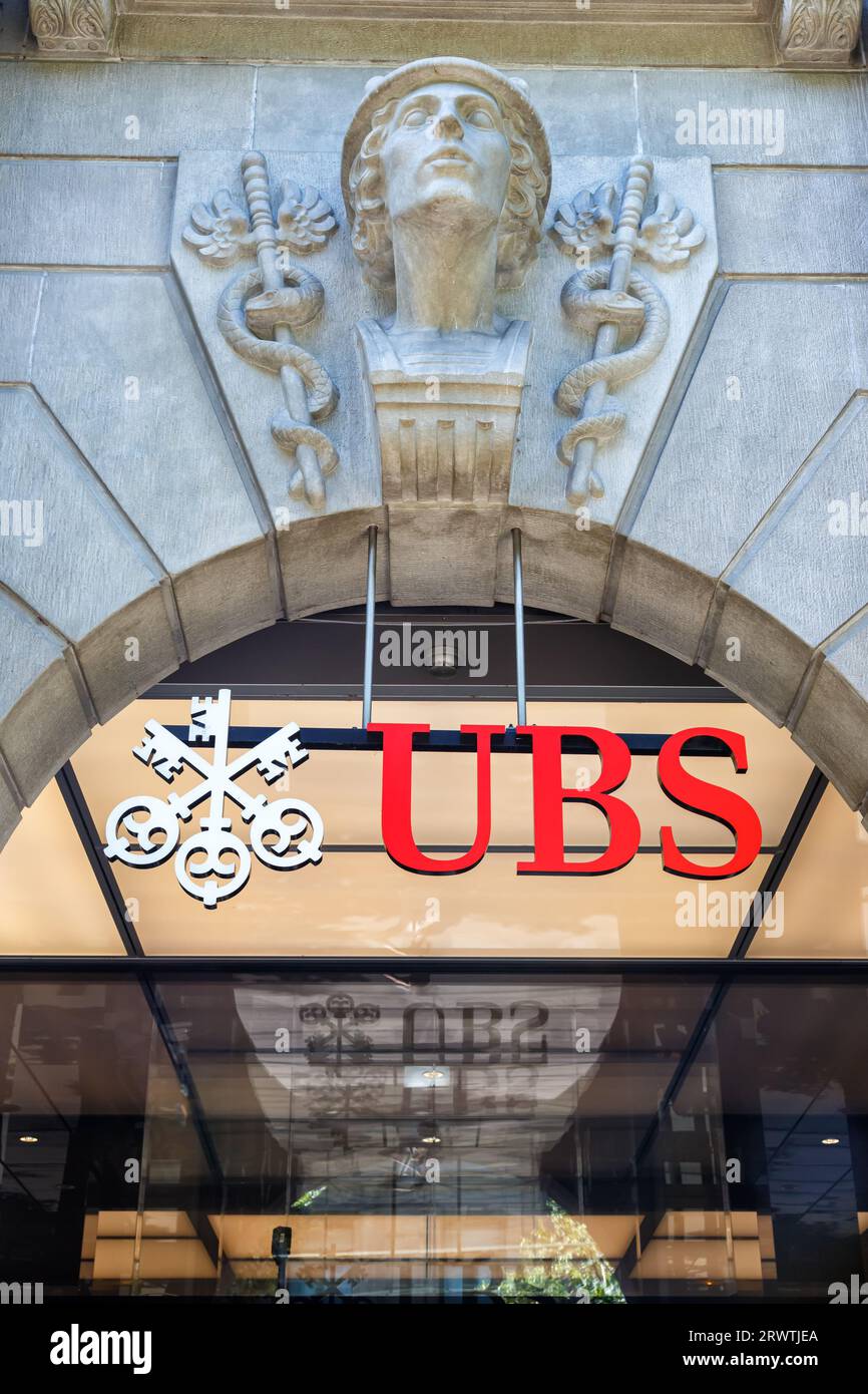 Zürich, Schweiz - 10. August 2023: UBS Bank Logo am Firmensitz am Paradeplatz in Zürich, Schweiz. Stockfoto