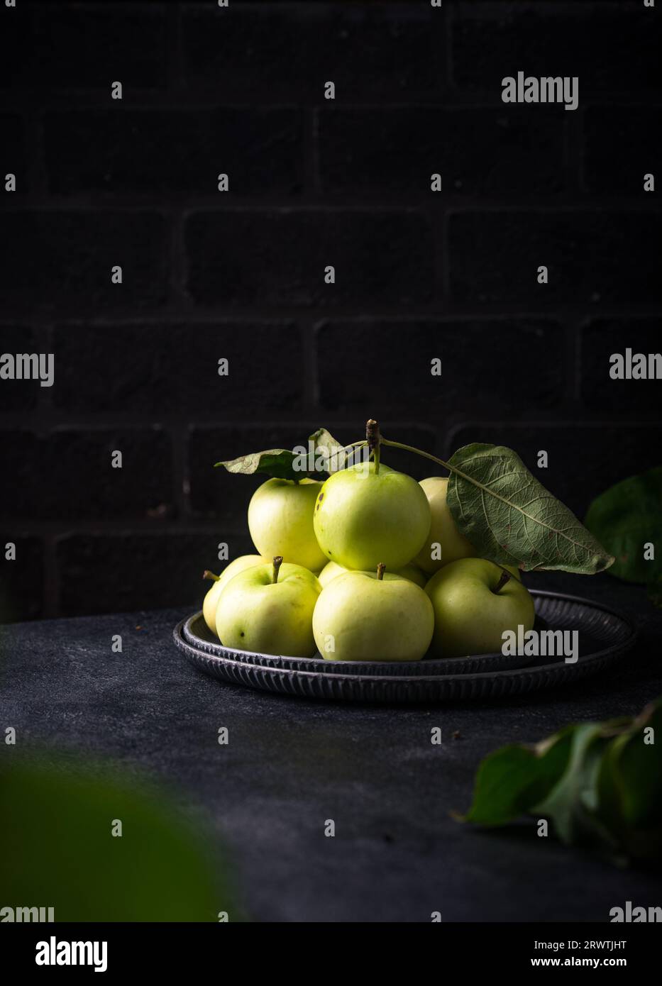 Frischer, reifer grüner Apfel auf dunklem Hintergrund. Stockfoto