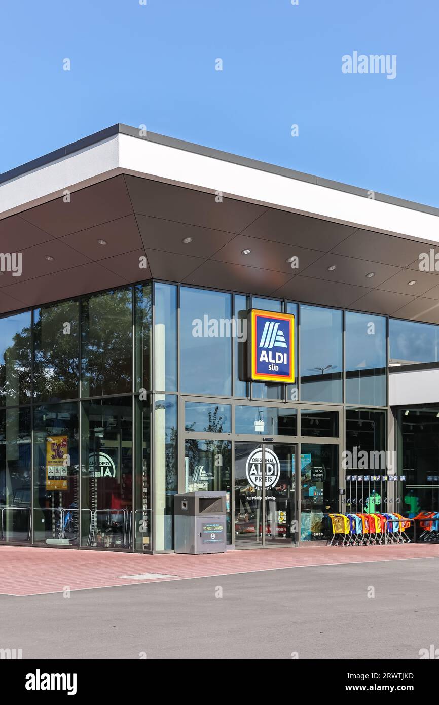 Stuttgart, Deutschland - 30. Juli 2023: Aldi Süd Niederlassung moderner Supermarkt Discounter in Stuttgart, Deutschland. Stockfoto