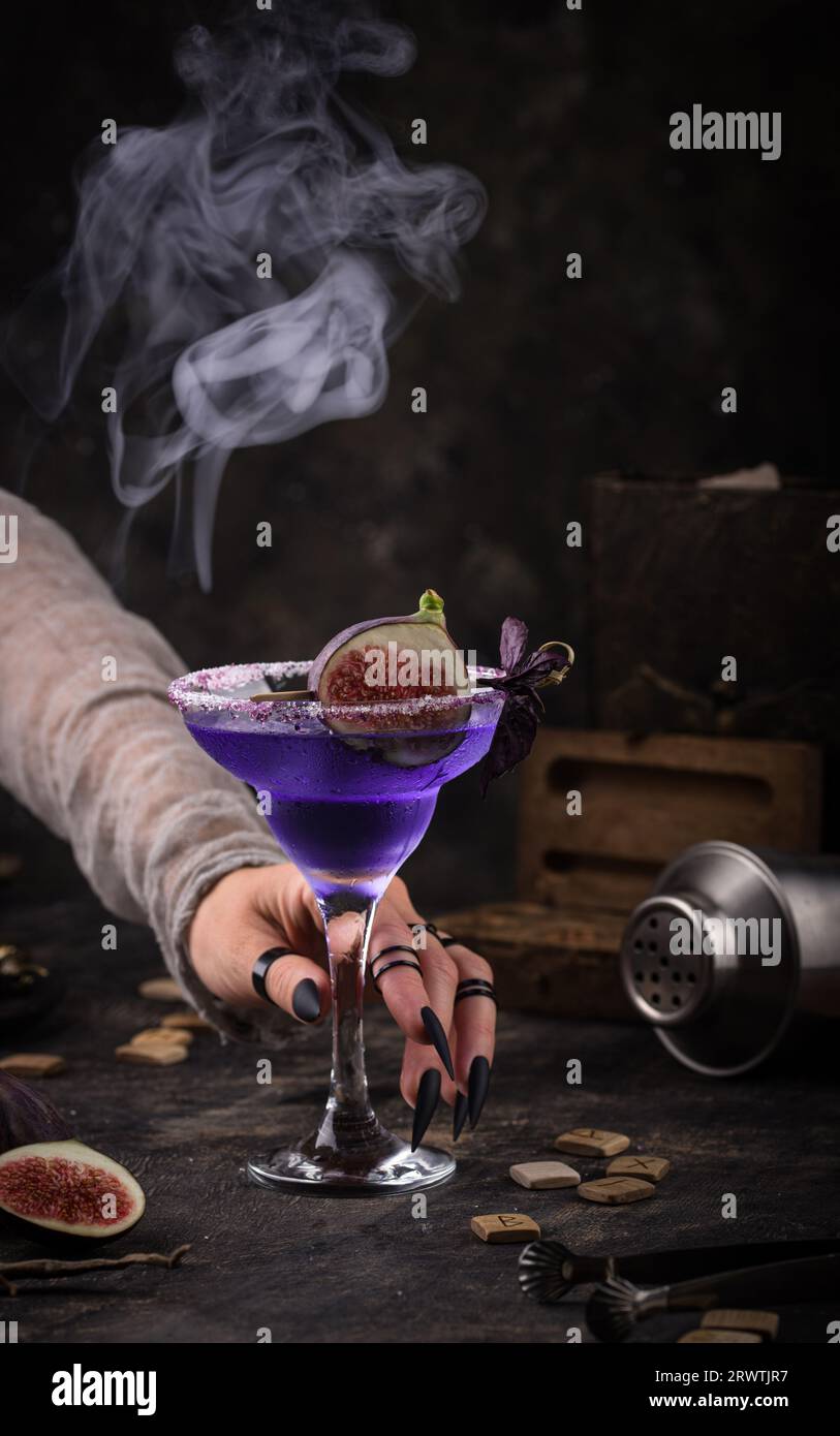 Violetter Feigencocktail oder Mocktail im Glas Stockfoto