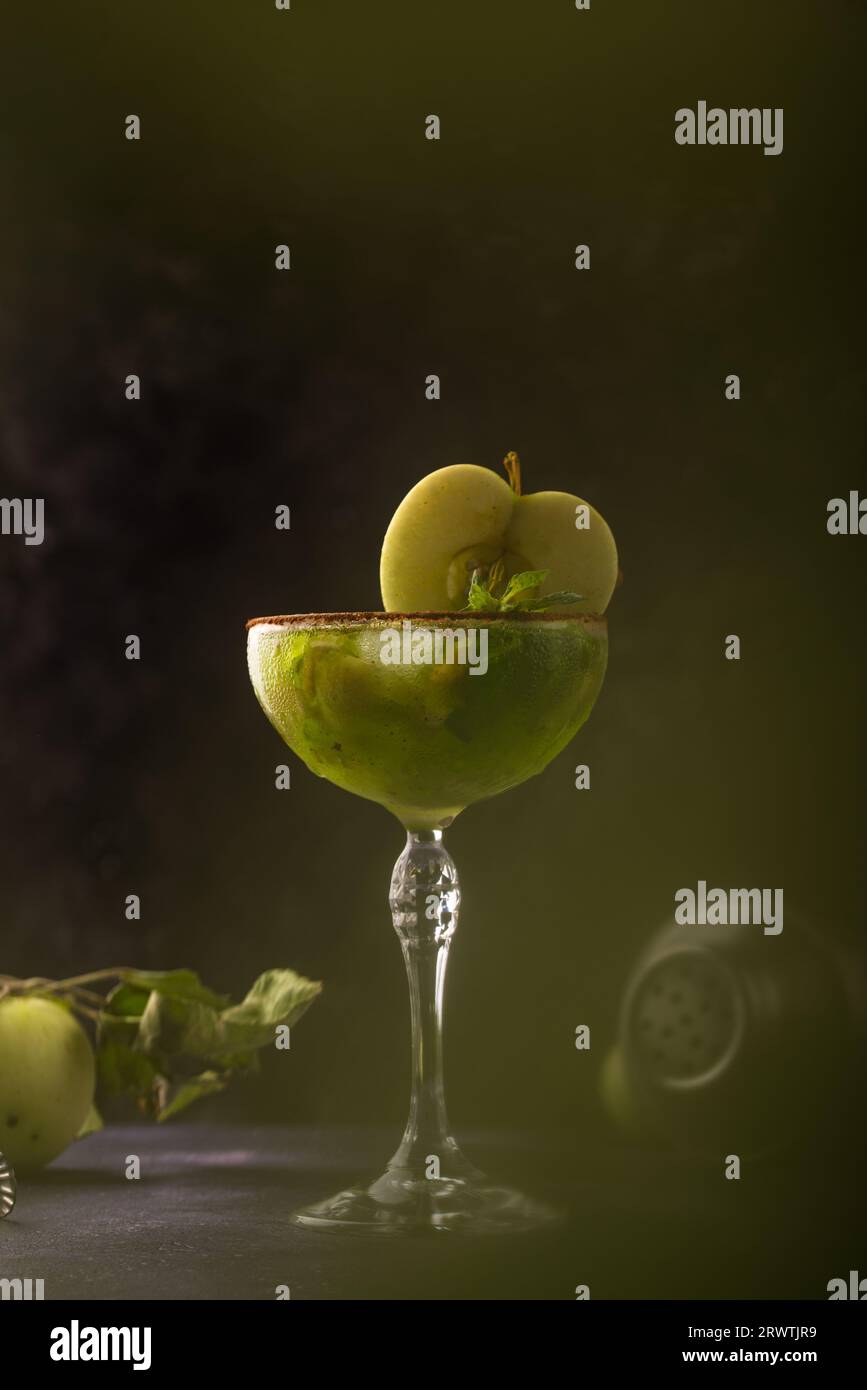 Alkoholischer Apfelcocktail oder Mocktail Stockfoto