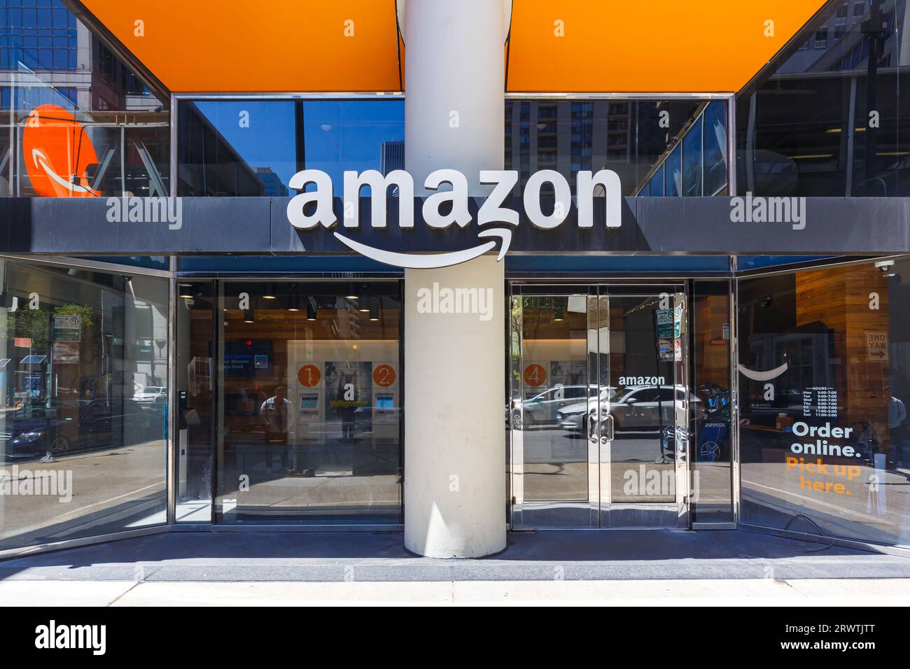 Chicago, USA – 3. Mai 2023: Amazon Pick-up Store für online bestellte Produkte E-Commerce in Chicago, USA. Stockfoto