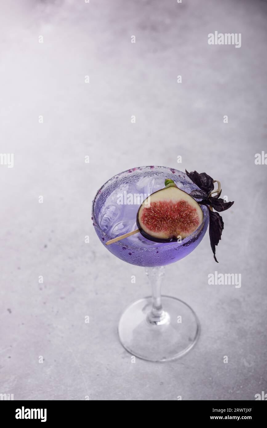 Violetter Feigencocktail oder Mocktail im Glas Stockfoto